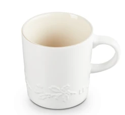 Le Creuset Holly Collectie Mok 200 Ml Aardewerk Katoenwit 9 Le Creuset Holly Collectie Mok 200 Ml Aardewerk Katoenwit -Glaswerk Winkel lc 20200529 zs ps fs 60303204311511 003